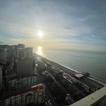 Apartamento Holiday In Orbi Batumi Exterior foto