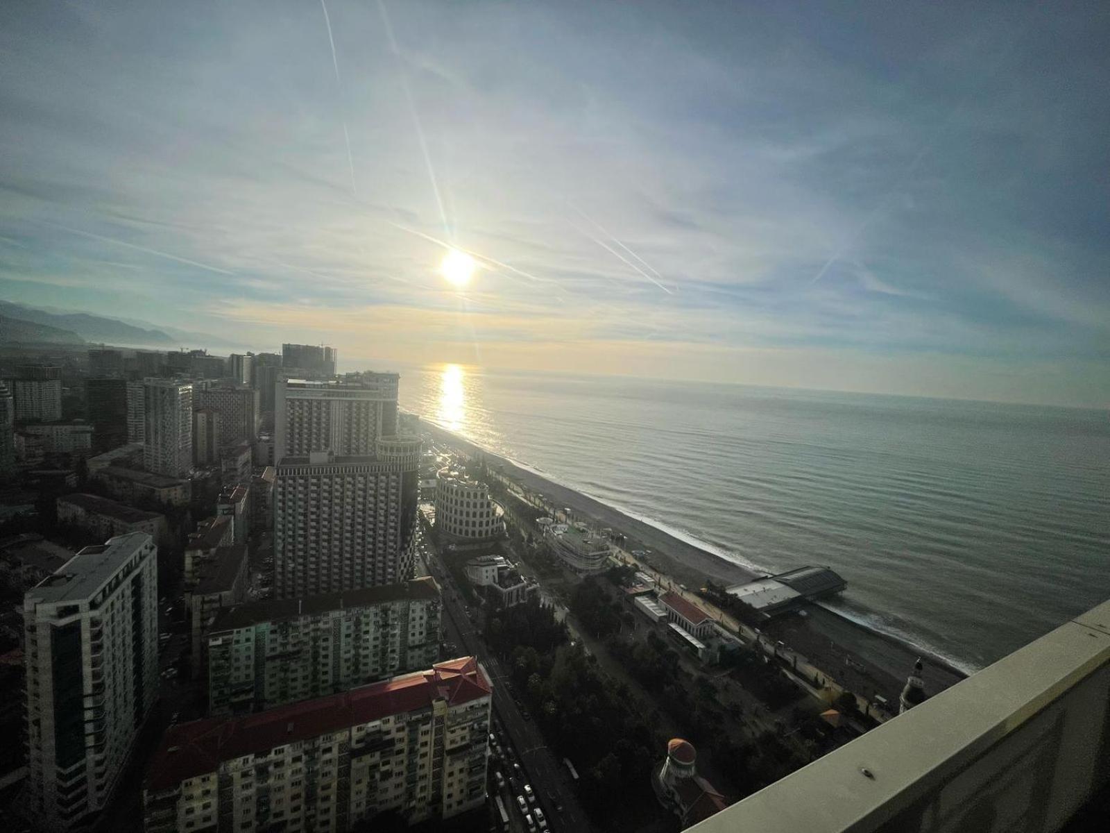 Apartamento Holiday In Orbi Batumi Exterior foto