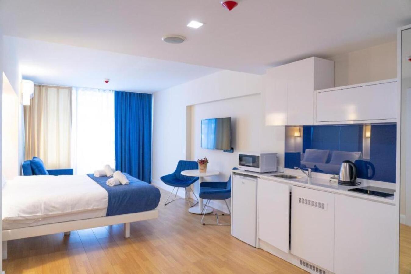 Apartamento Holiday In Orbi Batumi Exterior foto