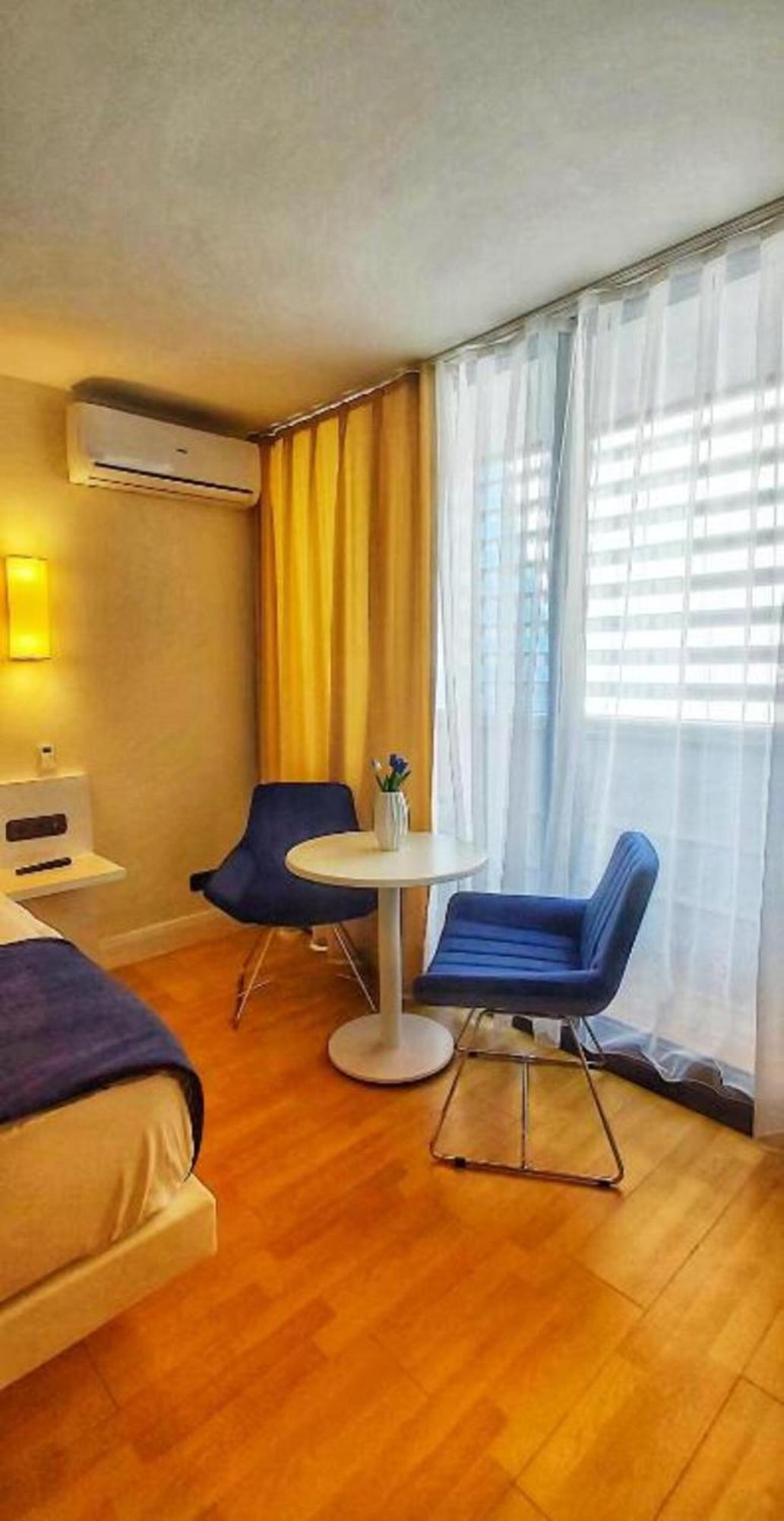 Apartamento Holiday In Orbi Batumi Exterior foto