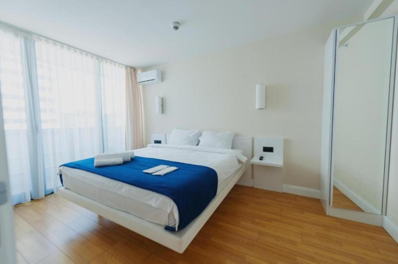 Apartamento Holiday In Orbi Batumi Exterior foto