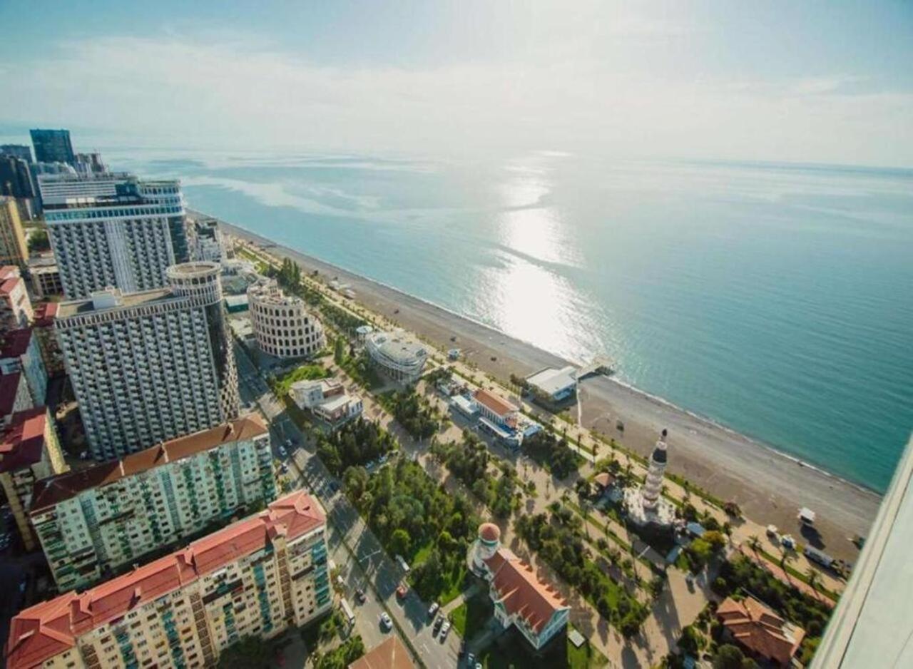Apartamento Holiday In Orbi Batumi Exterior foto
