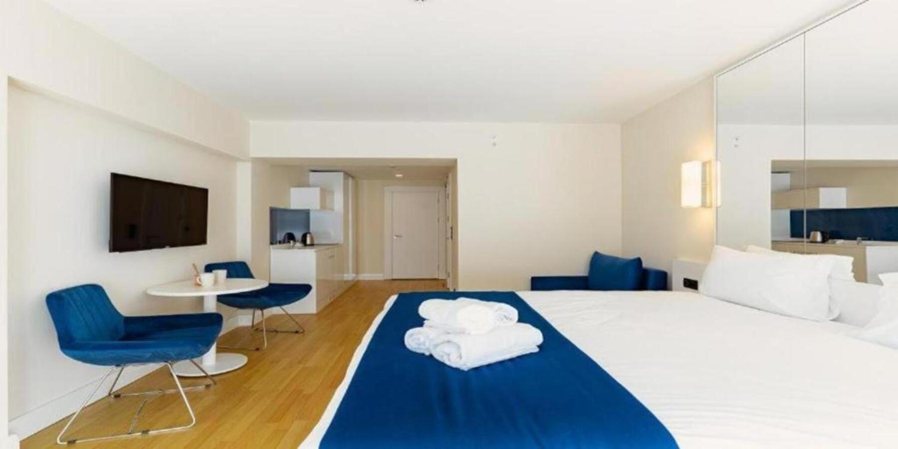 Apartamento Holiday In Orbi Batumi Exterior foto