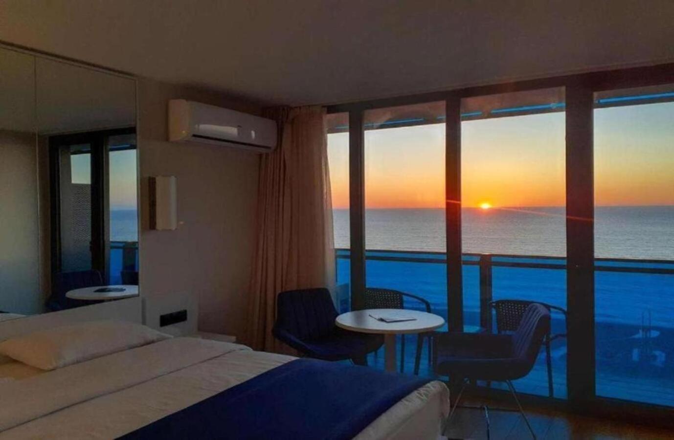 Apartamento Holiday In Orbi Batumi Exterior foto