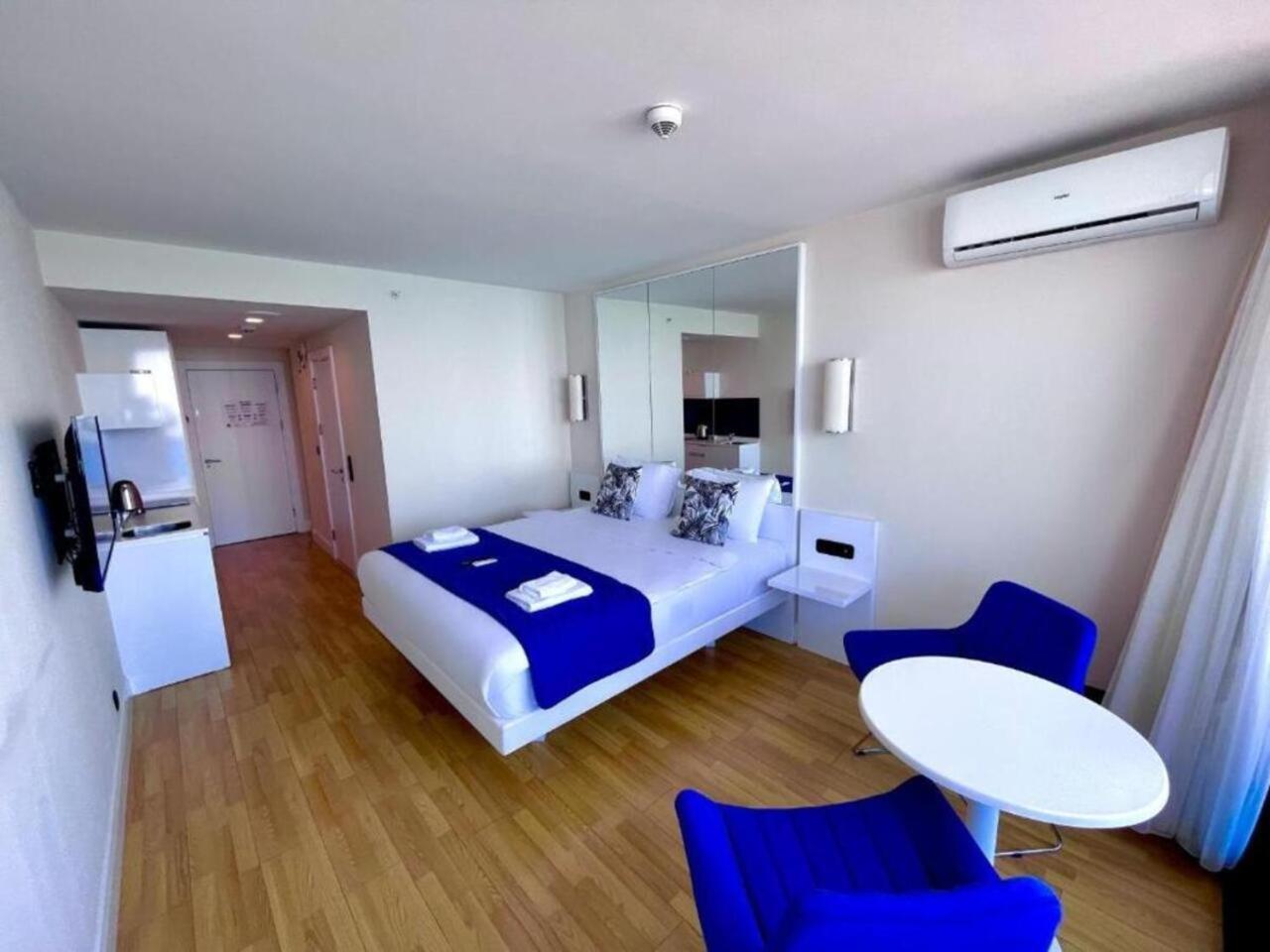 Apartamento Holiday In Orbi Batumi Exterior foto