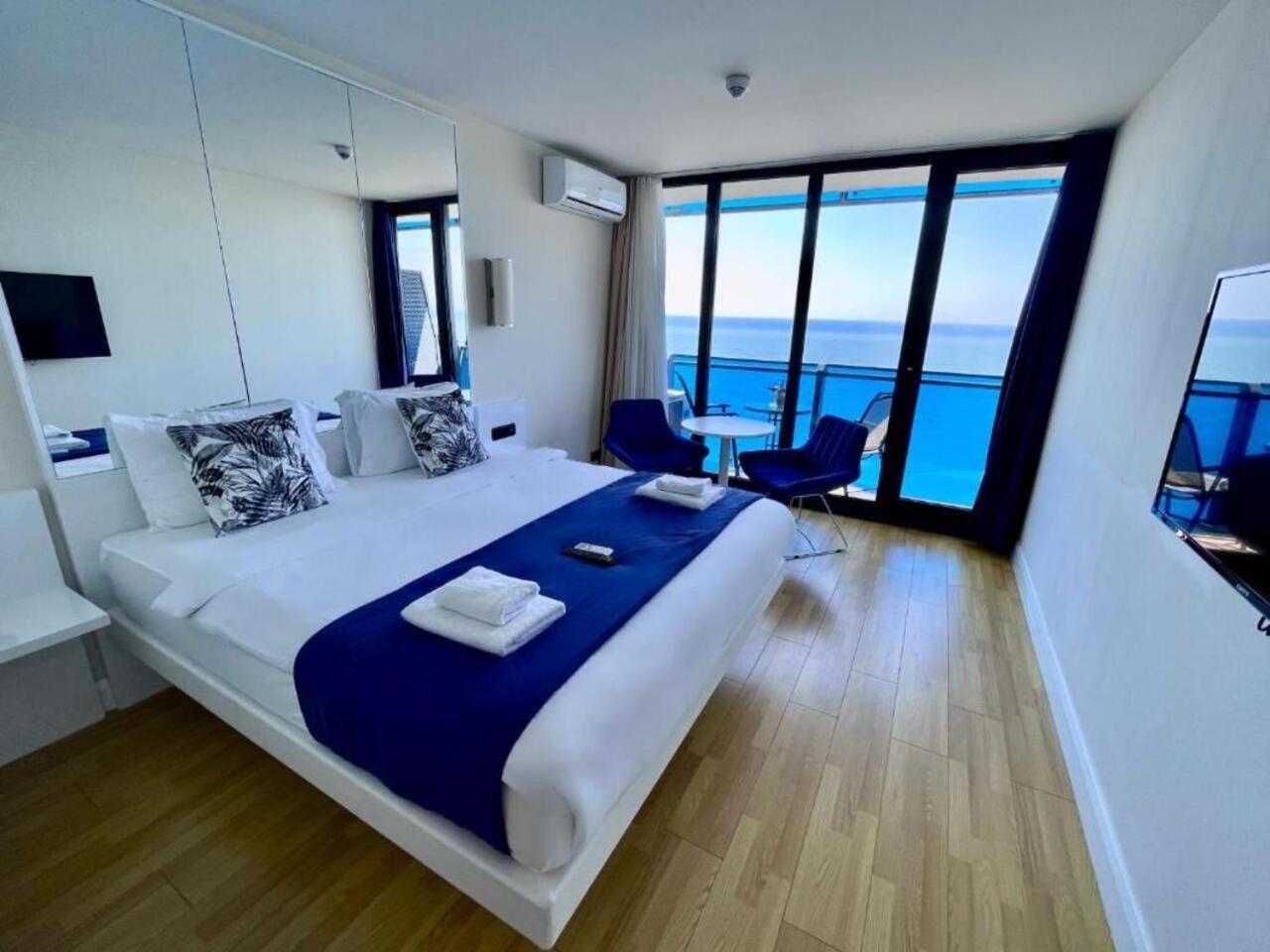 Apartamento Holiday In Orbi Batumi Exterior foto